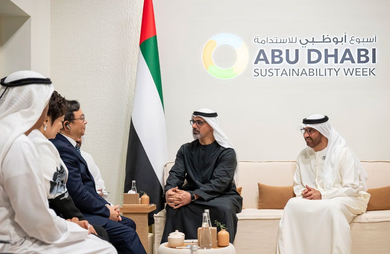 خالد بن محمد بن زايد يلتقي الرئيس التنفيذي لشركة «بي واي دي» الصينية لصناعة السيارات الكهربائية 