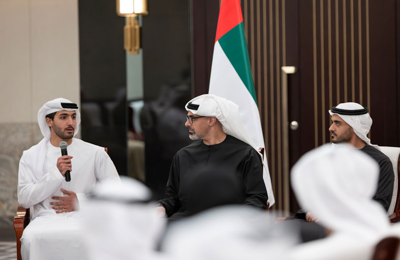 ولي عهد أبوظبي يلتقي طلبة الإمارات الدارسين في العاصمة الصينية بكين 