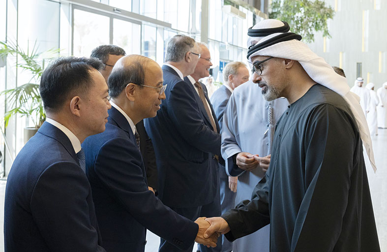 خالد بن محمد بن زايد يلتقي قادة قطاعات الطاقة والذكاء الاصطناعي والاستدامة  