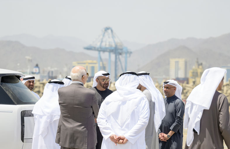 رئيس الدولة يلتقي حمد الشرقي ويقوم بجولة تفقدية في ميناء الفجيرة 