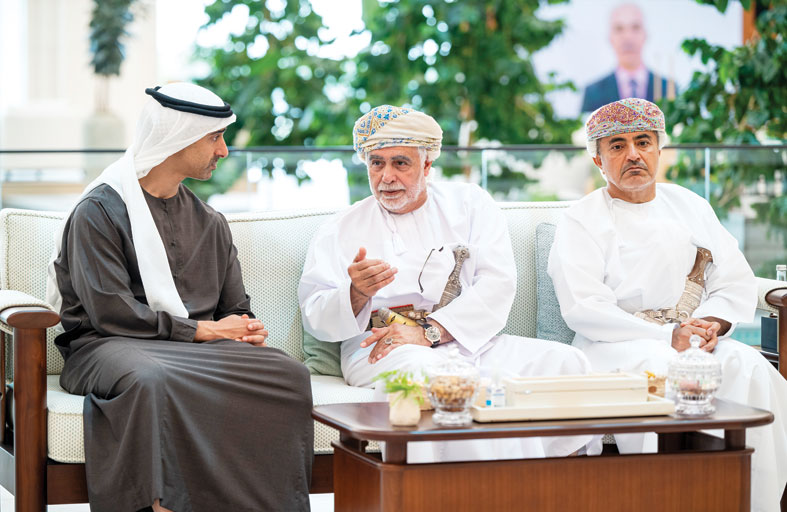 رئيس الدولة وسلطان عمان يبحثان العلاقات الأخوية بين البلدين والتطورات الإقليمية 