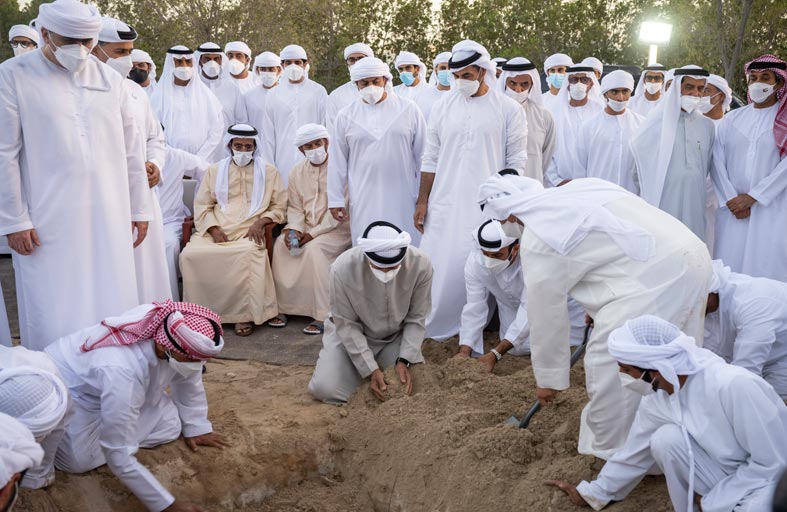 محمد بن زايد والشيوخ يؤدون صلاة الجنازة على روح فقيد الوطن الشيخ خليفة 
