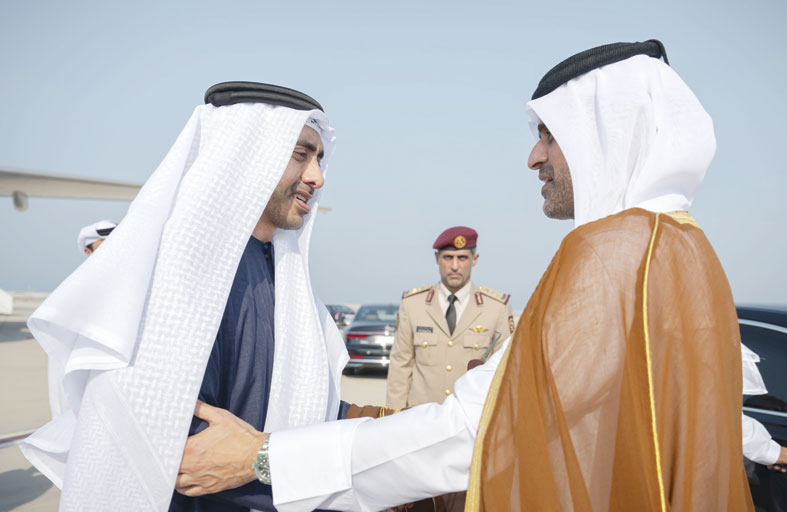 منصور بن زايد وعبد الله بن زايد يقدمان واجب العزاء إلى أمير قطر في وفاة الشيخ حمد بن خليفة آل ثاني 