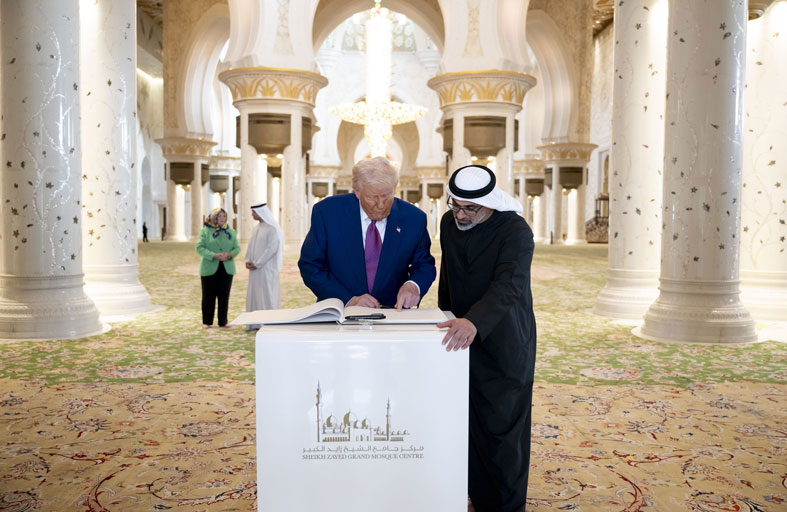 يرافقه ولي عهد أبوظبي.. الرئيس الأمريكي يزور جامع الشيخ زايد الكبير في أبوظبي 