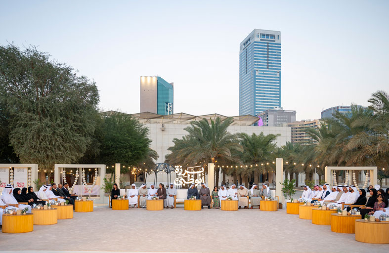 ذياب بن محمد بن زايد يشارك موظفي جهات حكومية الإفطار الرمضاني في «برزة أبوظبي» 