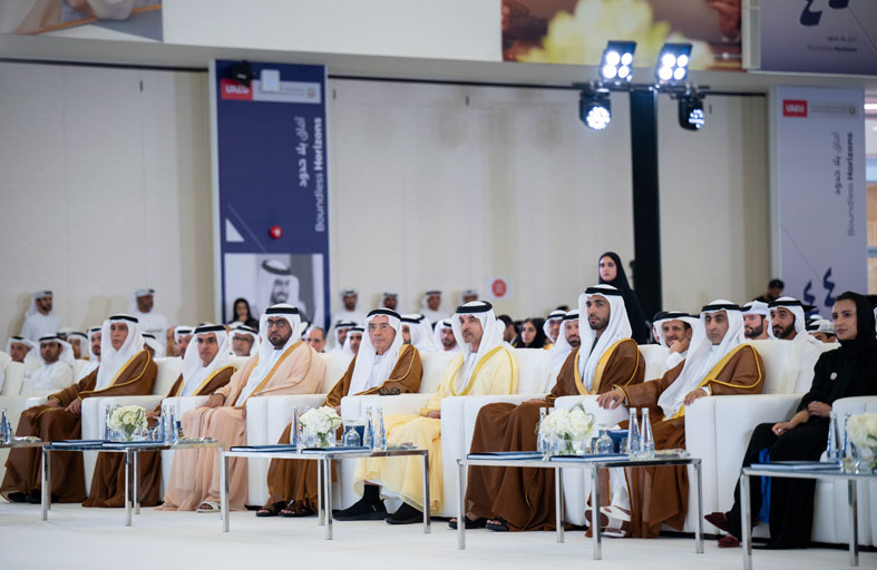 هزاع بن زايد يشهد حفل تخريج الدفعة الـ44 من طلبة جامعة الإمارات 