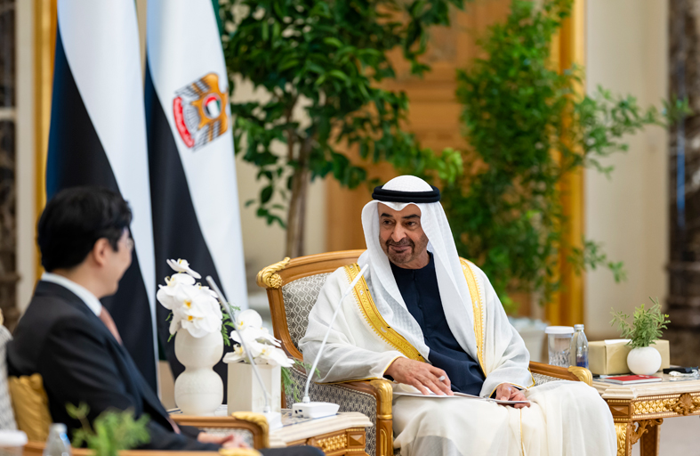 رئيس الدولة ورئيس وزراء سنغافورة يبحثان علاقات التعاون بين البلدين والتطورات الإقليمية 