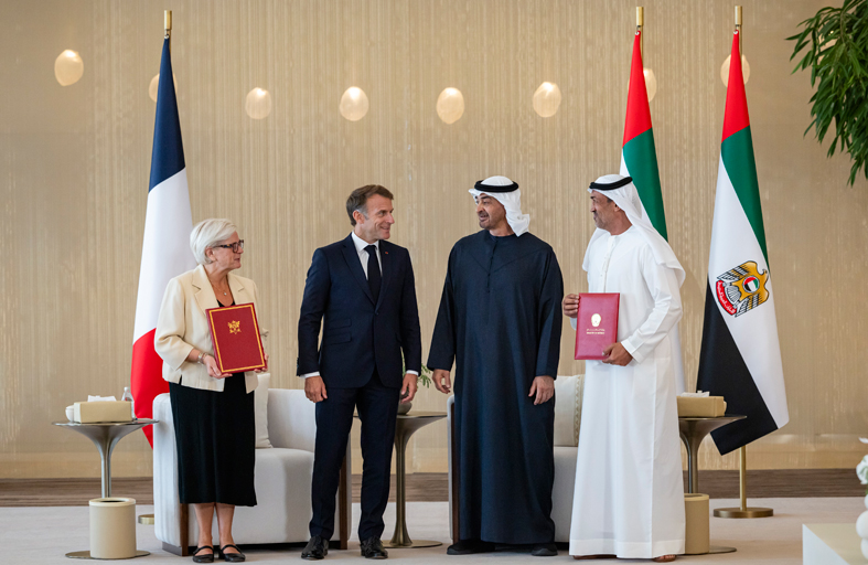 رئيس الدولة والرئيس إيمانويل ماكرون يشهدان إعلان إطار عمل الشراكة الدفاعية الإستراتيجية بين دولة الإمارات وفرنسا 