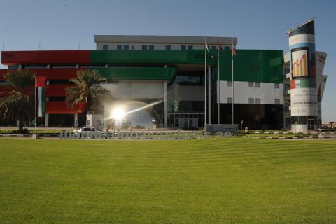 جمارك دبي ترفع علم الدولة في مقرها الرئيسي وعدد من مراكزها الجمركية