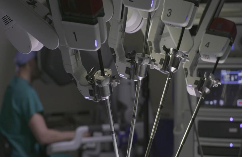 أول طبيبة إماراتية تمارس الجراحة الروبوتية في مؤسسة الإمارات للخدمات الصحية 