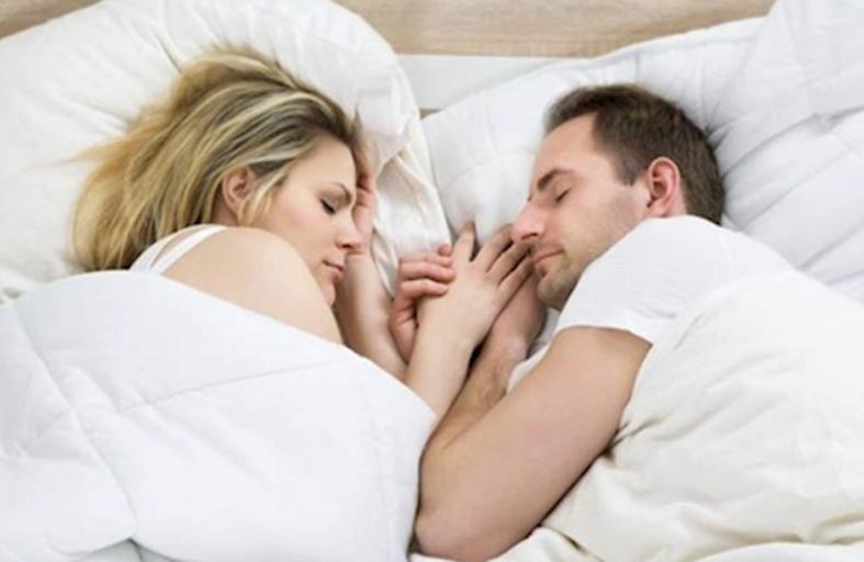 دليل النوم المريح للأزواج على الطريقة الاسكندنافية
