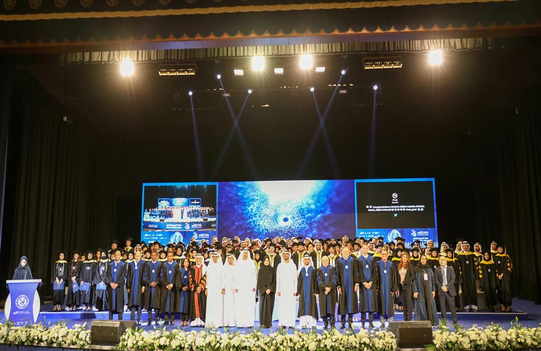 جامعة دبي تحتفل بتخريج 240 طالبا وطالبة دفعة اليوبيل الفضي