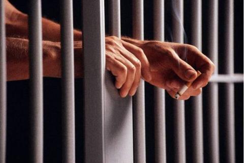 السجن نصف العام لوافد عربي اعتدى على موظف عام  