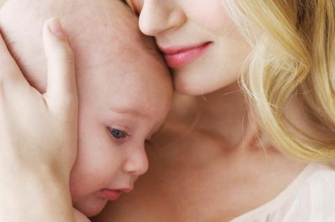 حليب الأم يساعد الهضم والمناعة   