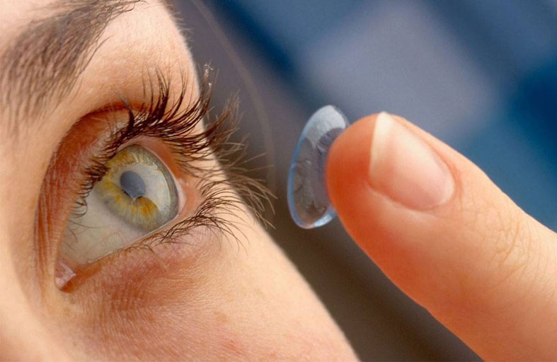 طبيبة تكشف مخاطر العدسات اللاصقة الملونة للعيون