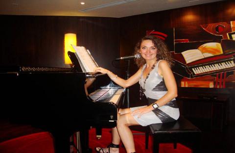 عازفة بيانو جديدة في مطعم كري  في فندق بارك ريجيس كريس كين دبي