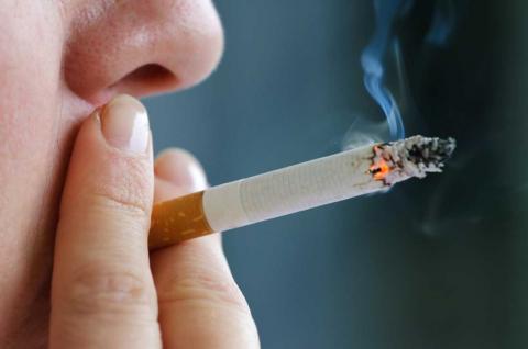 التدخين يؤدي الى الاصابة بالسأد لدى كبار السن