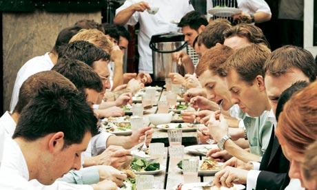 موظفون بريطانيون يتناولون وجبات الطعام الثلاث خلال العمل 