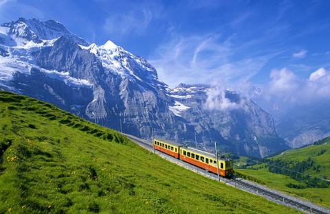 سويسرا..مناظر خلابة وجبال شاهقة وبحيرات جميلة