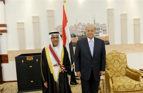 الرئيس اليمني يقلد سفير الدولة وسام الوحدة بمناسبة انتهاء فترة عمله