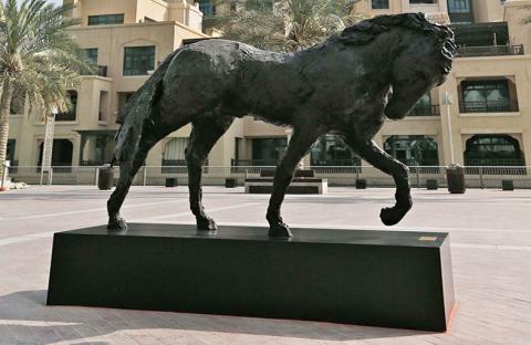 إعمار تكشف النقاب عن تمثال الحصان الأندلسي في وسط مدينة دبي