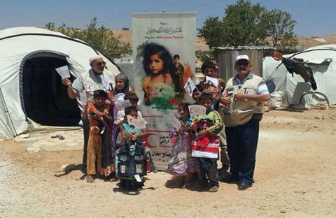 الهلال الاحمر تواصل توزيع مساعدات حملة محمد بن راشد لكسوة مليون طفل في لبنان
