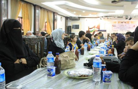 خليفة الإنسانية تقيم إفطارات في غزة لعائلات فلسطينية قادمة من سوريا وللمعاقين حركيا