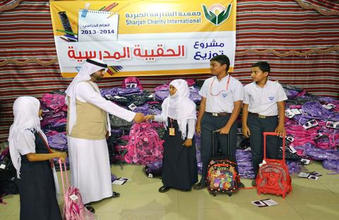 خيرية الشارقة توزع حقائب ومستلزمات مدرسية على 4 آلاف طالب 
