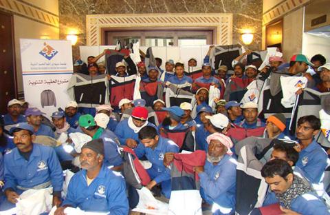 خيرية النعيمي تنفذ مشروع الحقيبة الشتوية لـ 500 عامل نظافة
