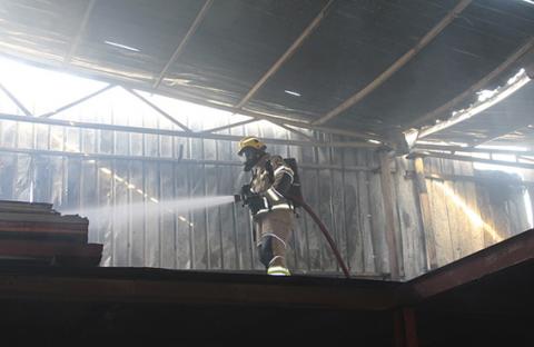 دفاع مدني عجمان يخمد حريق مصنع