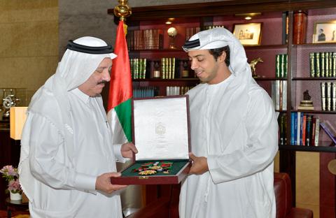 رئيس الدولة يمنح السفير القطري وسام زايد الثاني من الطبقة الأولى