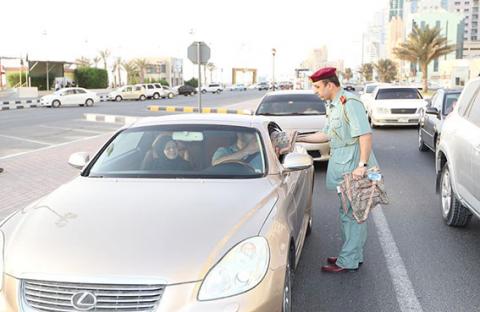 شرطة عجمان توزع حقائب رمضانية على الموظفين والمؤسسات والجمهور بالإمارة