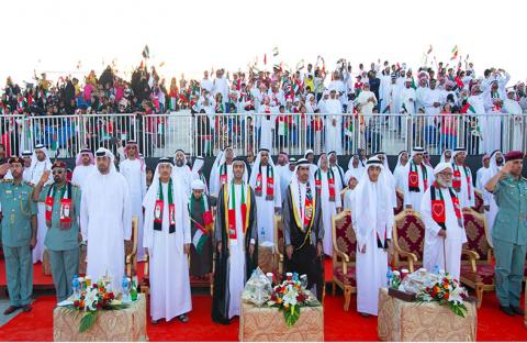 علم الإمارات يرتفع على ساريات عملاقة في كلباء والذيد ودبا الحصن