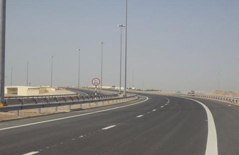 بلدية مدينة أبوظبي تفتتح جسر طريق أبوظبي-العين للشاحنات بمنطقة المفرق