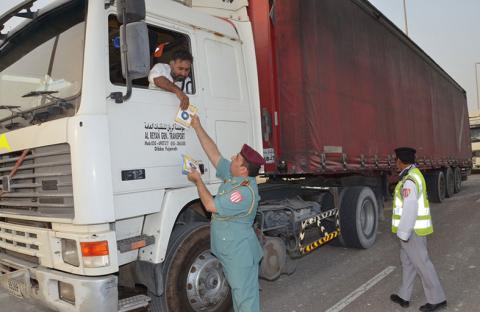 مرور أبوظبي تمنع سير الشاحنات أثناء الضباب وأوقات الذروة