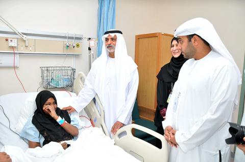 نهيان بن مبارك يزور الفتاة لطيفة التي أجريت لها عملية زراعة كلية في مدينة الشيخ خليفة الطبية