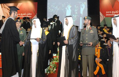 نهيان يشهد حفل تخريج الدفعة الأولى من طلاب بكالوريوس العلوم العسكرية والإدارة المتخصصة بجامعة أبوظبي