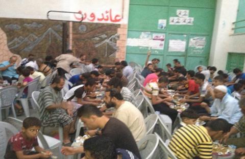 هيئة الهلال الأحمر تنفذ إفطارات جماعية وتوزع سلالاً غذائية في الضفة الغربية وغزة