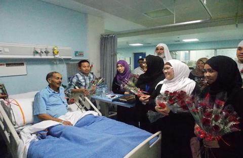 وفد إسلامية دبي يزور مرضى مستشفى راشد