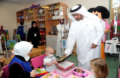 وفد من مركز سلطان بن زايد يزور مرضى  مستشفى خليفة ويوزع مجموعة قصصية على الأطفال 