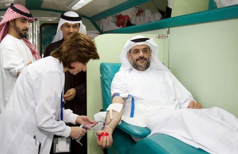 ولي عهد الشارقة يشارك بحملة تبرع بالدم لصالح المرضى المحتاجين على مستوى الدولة 