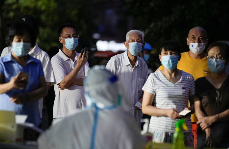 الصين تسجل 1012 إصابة جديدة بفيروس كورونا 