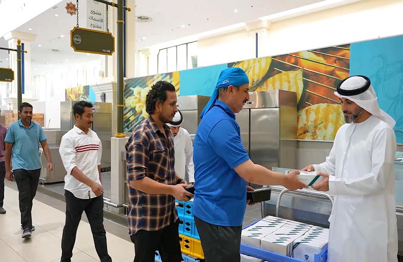 «الشارقة لإدارة الأصول» توزع 300 وجبة إفطار صائم يوميا على العاملين في أسواق الجبيل