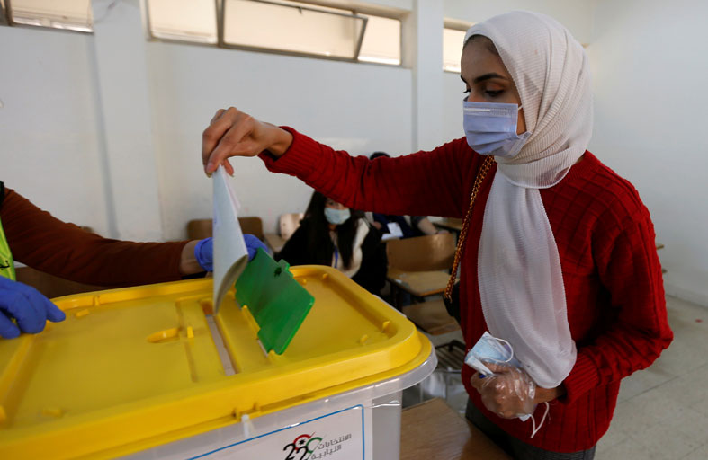 الأردنيون يدلون بأصواتهم في انتخابات نيابية  
