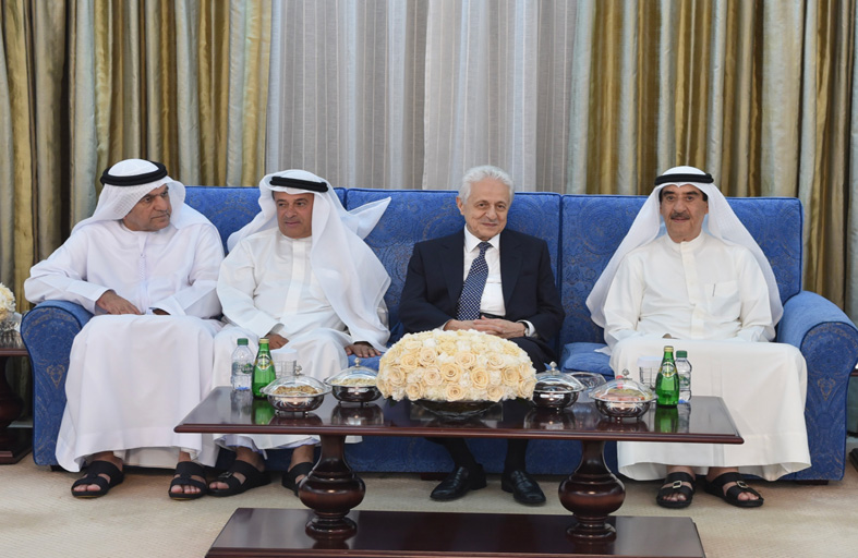 حاكم أم القيوين يستقبل المهنئين بالشهر الفضيل