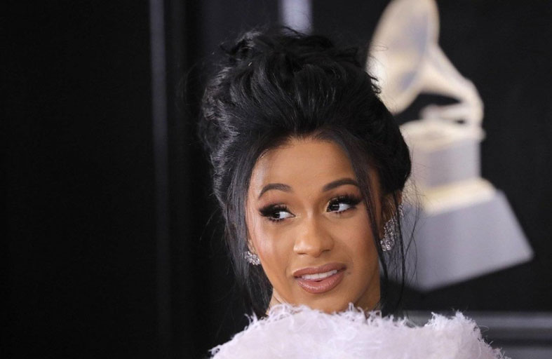 كاردي بي تلقي ميكروفونها على شخص خلال حفلة 