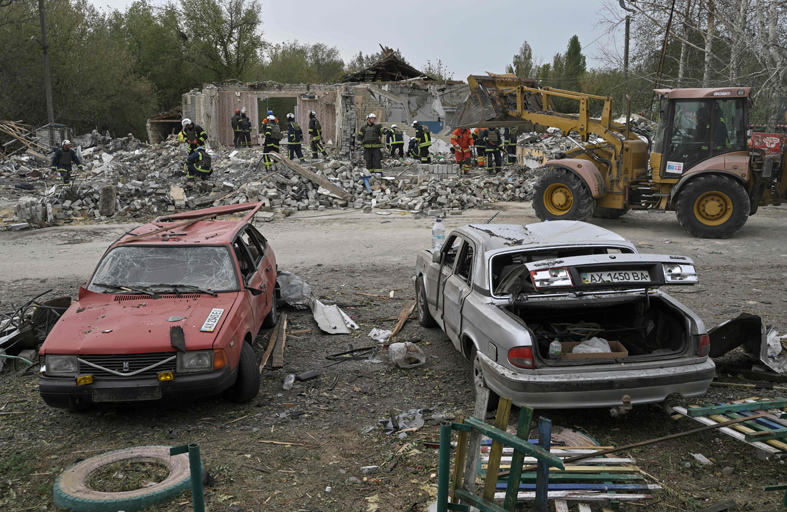 بلومبرغ: هذا ما سيحصل إذا توقفت أمريكا عن دعم أوكرانيا