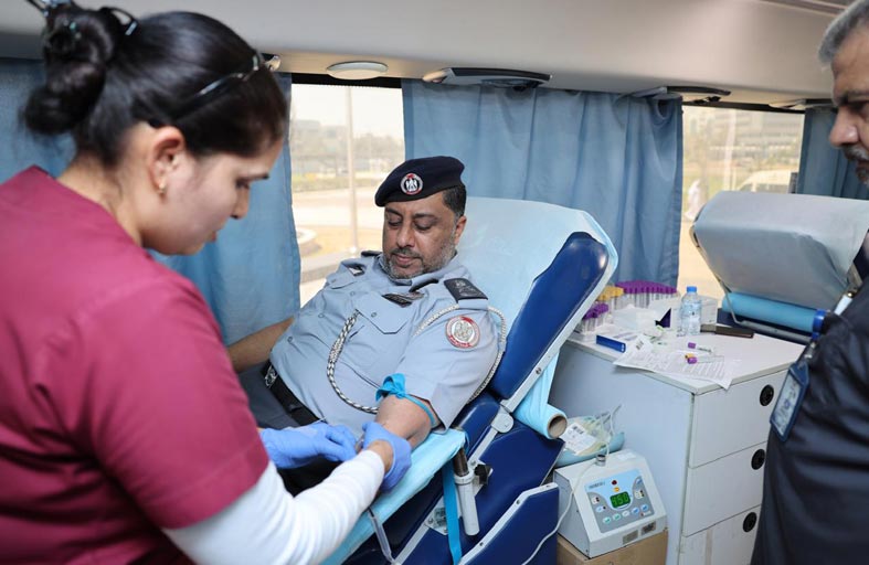 شرطة أبوظبي تنفذ مبادرة تبرع بالدم بالتعاون مع صحة