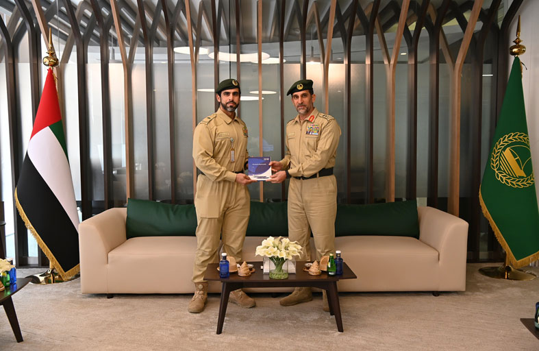 القائد العام لشرطة دبي يتسلم كتاب «مكافحة الجرائم المستحدثة»