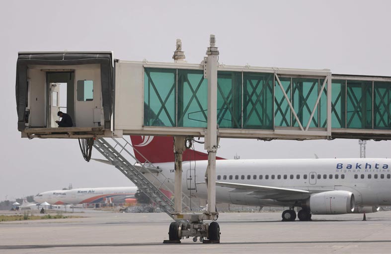 آخر موظفات مطار كابول يكسرن حاجز الخوف 